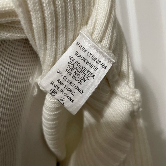 Lush Women’s NWT Twist front Black and White Cropped Sweater size Small - Picture 12 of 12